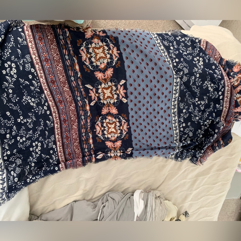 Wrap/shawl - Picture 2 of 2